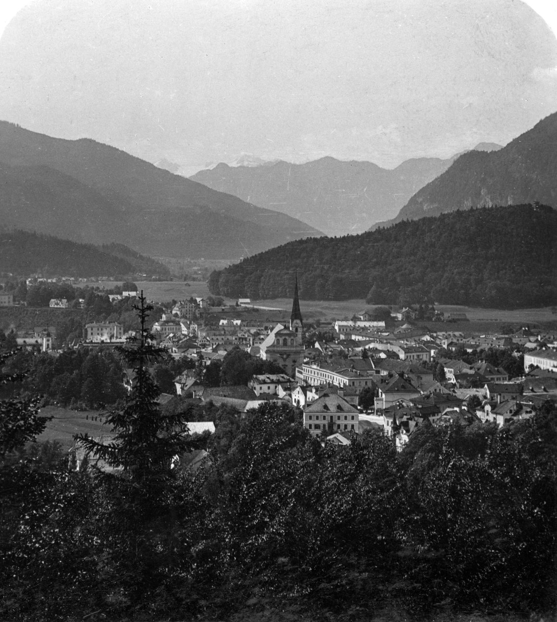 巴特·伊施（Bad Ischl），位于奥地利萨尔茨卡默古特（Salzkammergut）霍赫·达赫施泰因（Hoher Dachstein）脚下，约建于1900年代。 作者 沃思和儿子