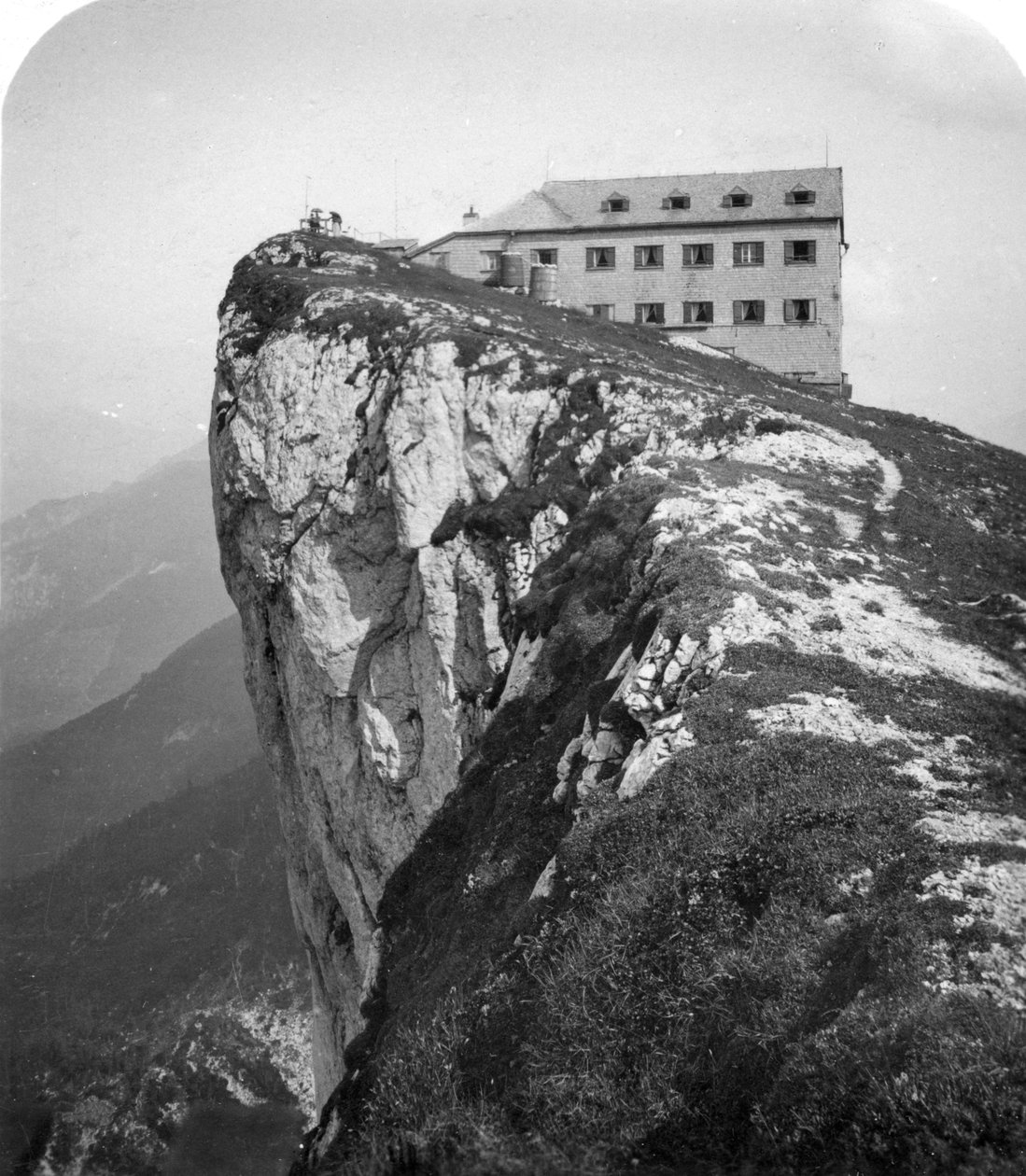饭店位于奥地利萨尔茨卡默古特（Salzkammergut）沙夫贝格山（Mount Schafberg）顶上，约建于1900年。 作者 沃思和儿子