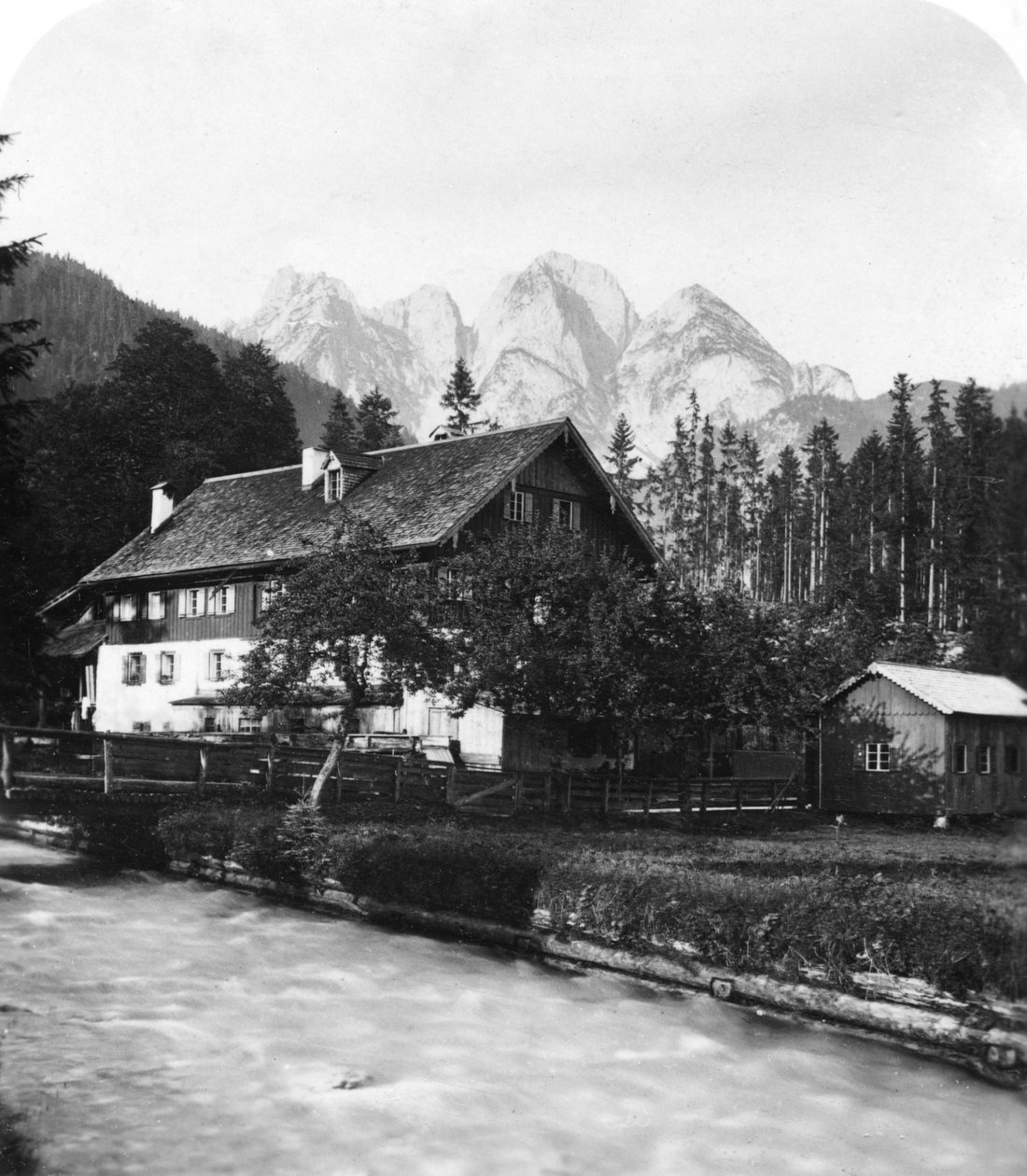 铁匠在奥地利萨尔茨卡默古特（Salzkammergut）的高绍（Gosau）锻造，大约于1900年代。 作者 沃思和儿子