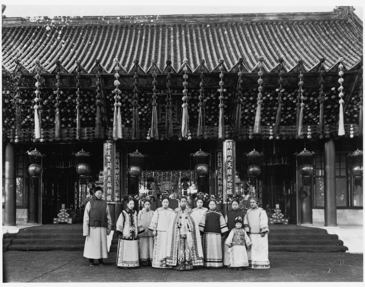 慈禧太后与北京颐和园排云门门前的服务员，1905年（bw照片） 作者 迅灵