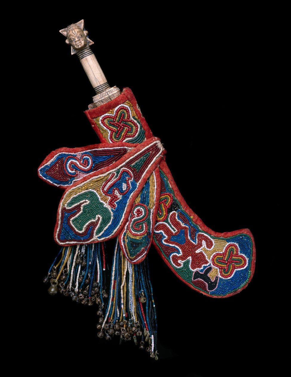 带刀鞘的仪式刀（udamalore），尼日利亚王国，尼日利亚，19世纪末 -  20世纪初（象牙，铁，玻璃珠，黄铜铃，棉布，木头和手杖） 作者 约鲁巴文化约鲁巴文化
