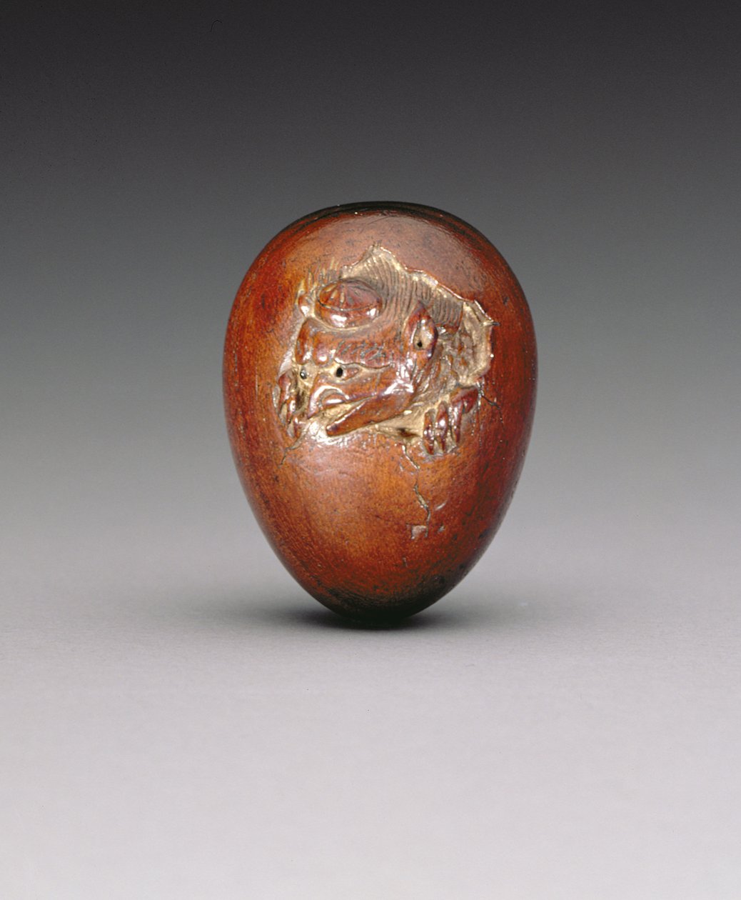 Netsuke描绘了一只从它的蛋中出现的乌鸦，c.1800-20（软木） 作者 尤赞