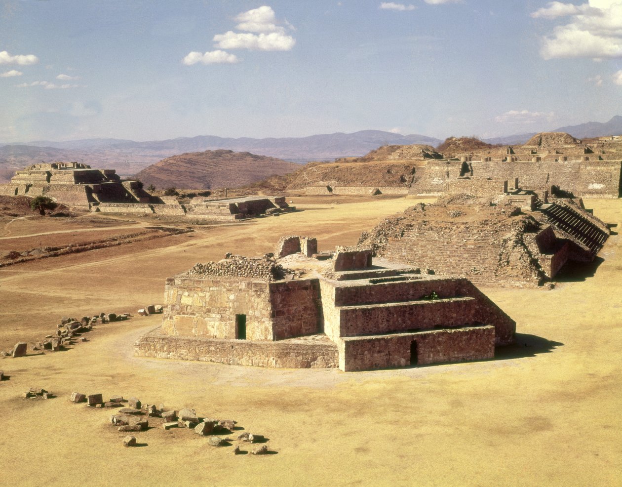 土墩J的视图，建于公元前200年 作者 Zapotec