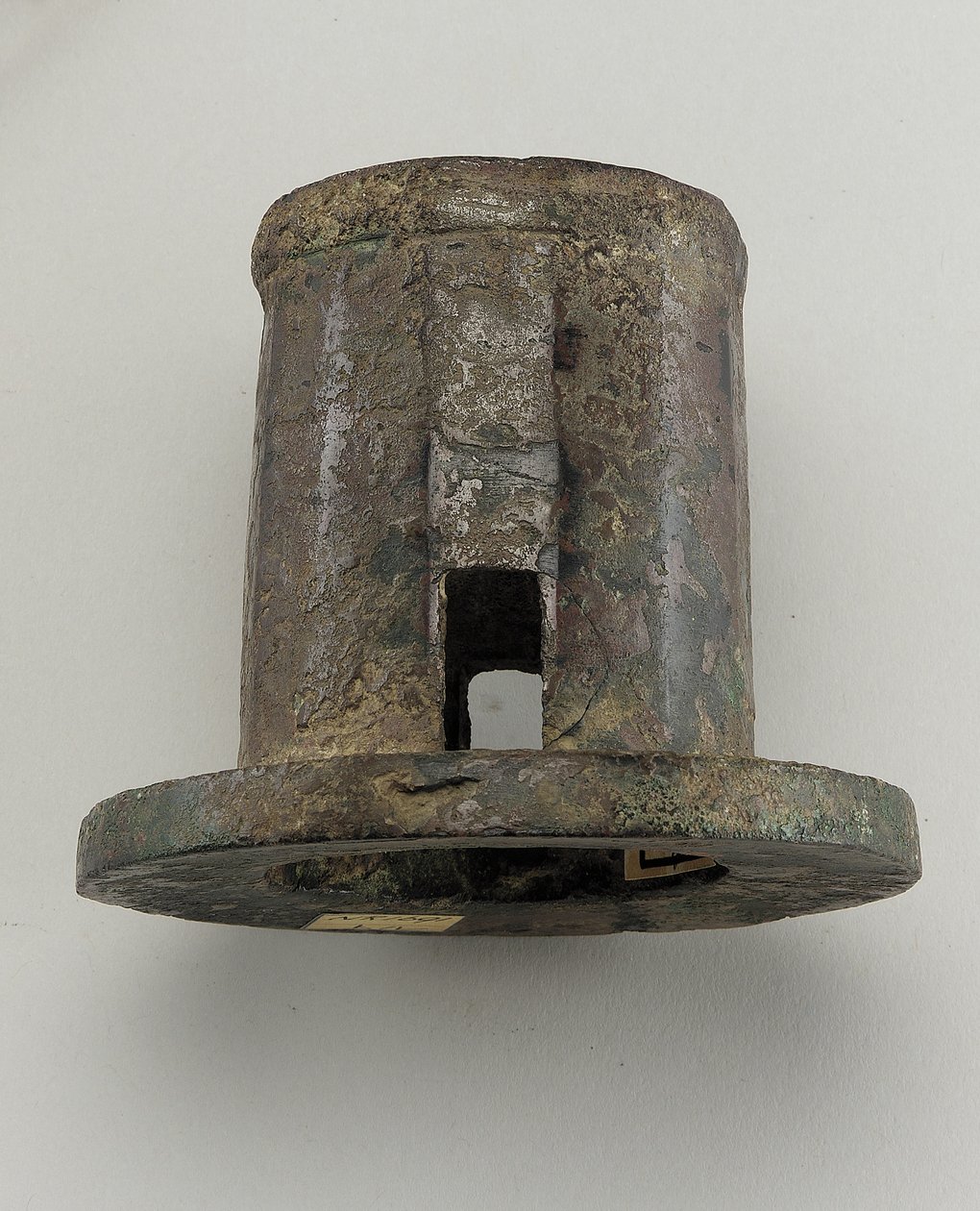 Chariot fitting: axle cap (bronze) 作者 周朝中文学校