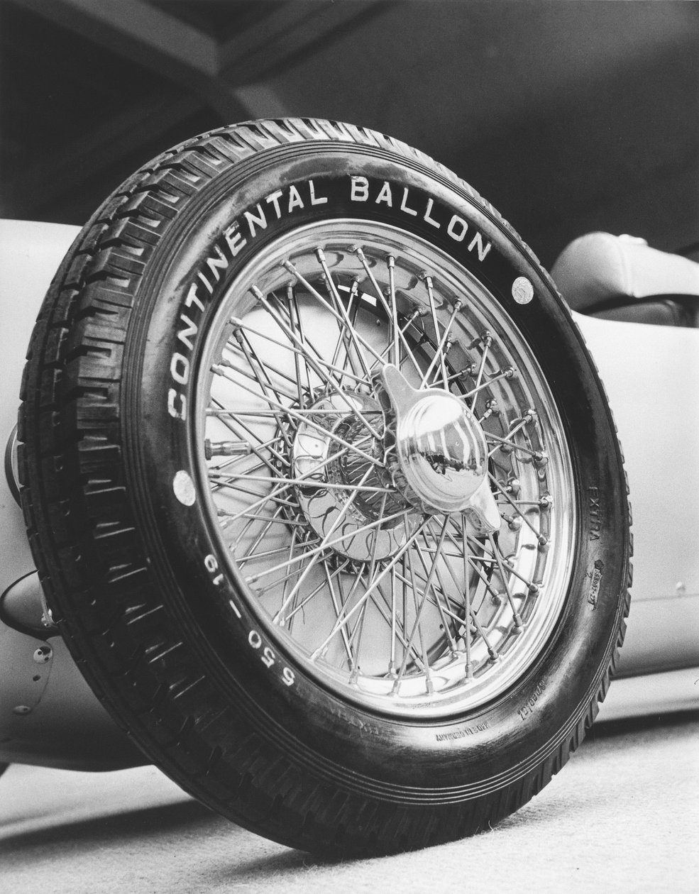 1911 年的 Auto-Union 赛车前轮，约 1934-1935 年 作者 佐尔坦玻璃