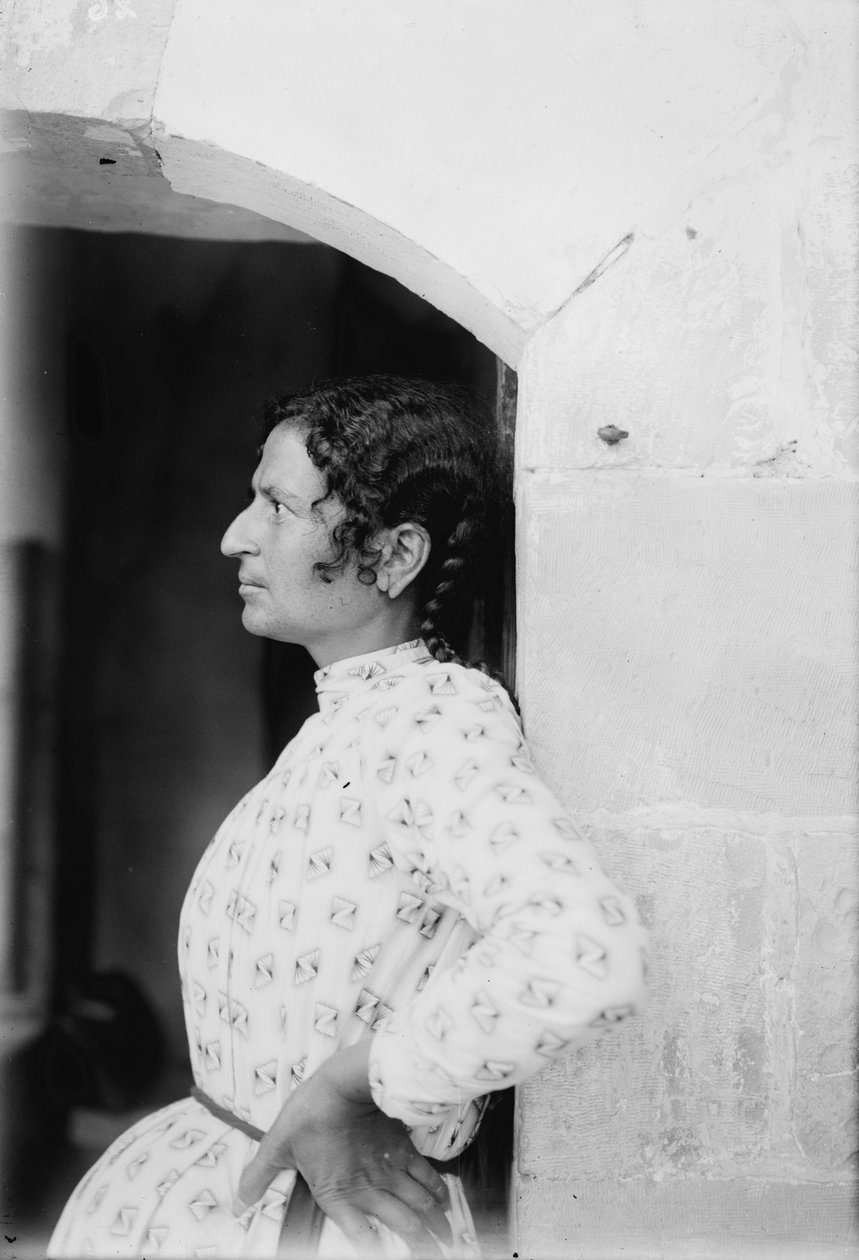纳布卢斯的一位撒玛利亚妇女，约1920年（黑白照片）。 作者 . .
