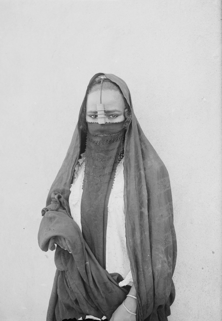 戴面纱的女人，开罗，约1910年（黑白照片）。 作者 . .