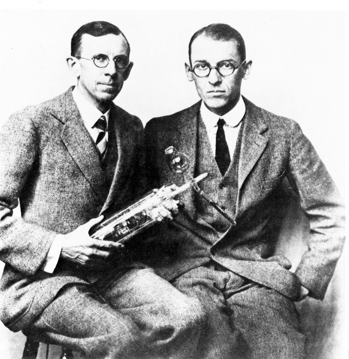 克林顿-J-戴维森和莱斯特-H-格尔默，美国物理学家，约1927年 作者 弗雷德里克（致）巴纳德