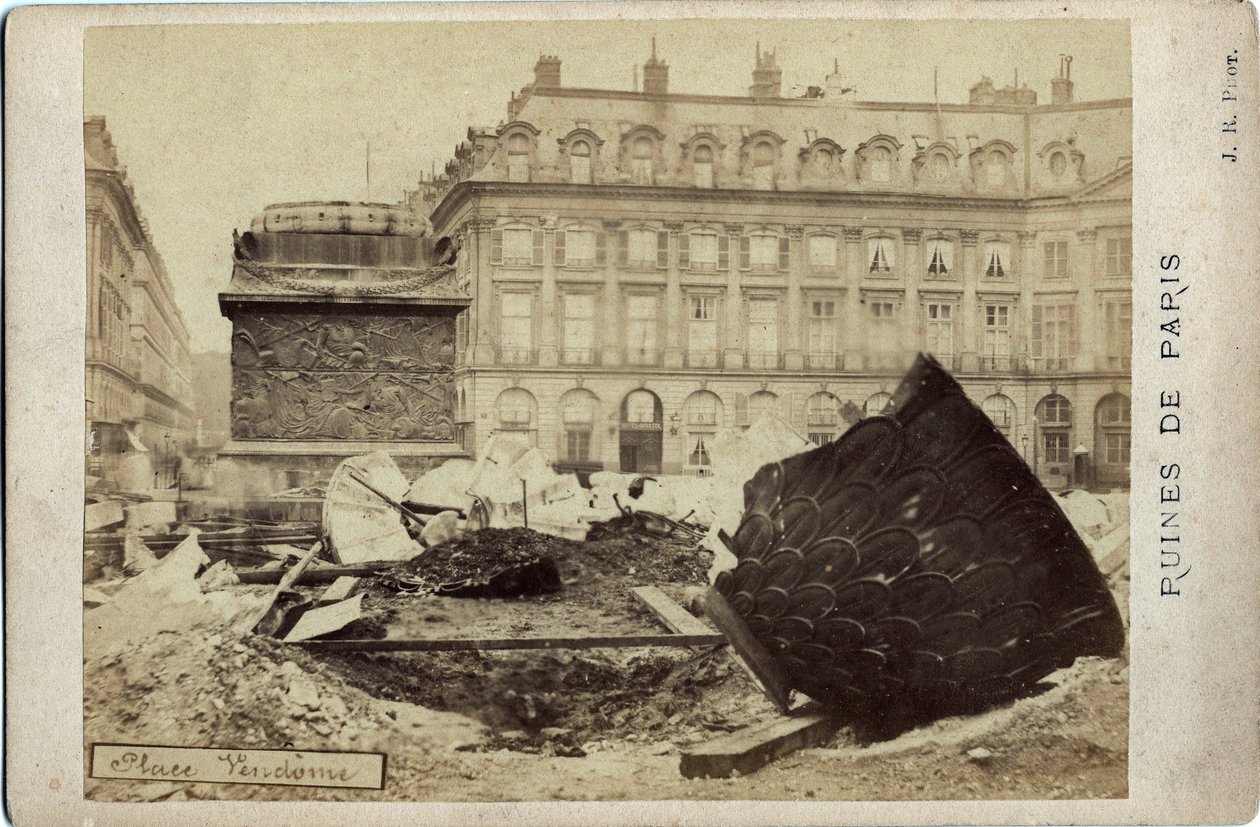巴黎公社（1871年）：巴黎旺多姆广场上的废墟。摄影 1871年。Dim.16,5x10,8 cm 作者 弗雷德里克（致）巴纳德