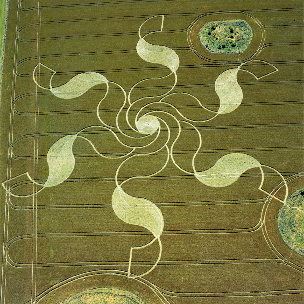 麦田里的麦田怪圈，威尔特郡巨石阵，2002年7月4日（航拍照片 作者 费迪南德·乔治·沃尔德米勒