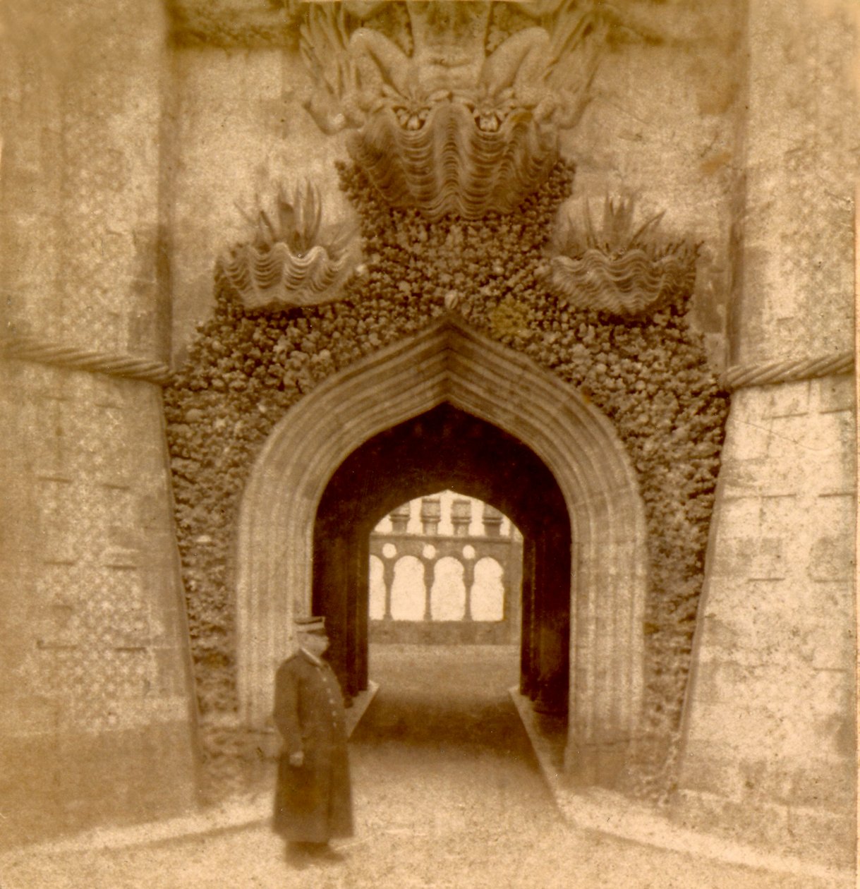 葡萄牙里斯本辛特拉的佩纳宫（Palacio da Pena）入口外的警卫，约1888年（照片）。 作者 弗雷德里克（致）巴纳德