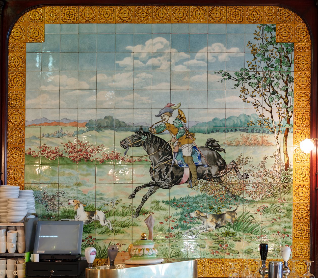 内景，瓷砖面板，画家Furcy Ernest Tondeur，执行者Boch Frères La Louvière，第二面板显示的是狩猎场景，骑手带着狩猎的号角飞奔。 作者 . .