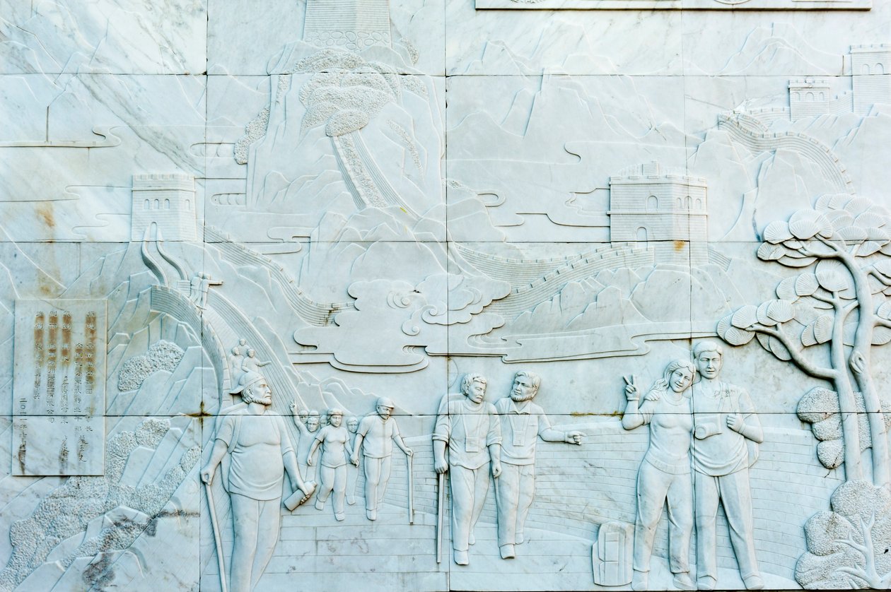 大理石浮雕描绘的人物；长城；金山岭段；中华人民共和国 作者 弗雷德里克（致）巴纳德