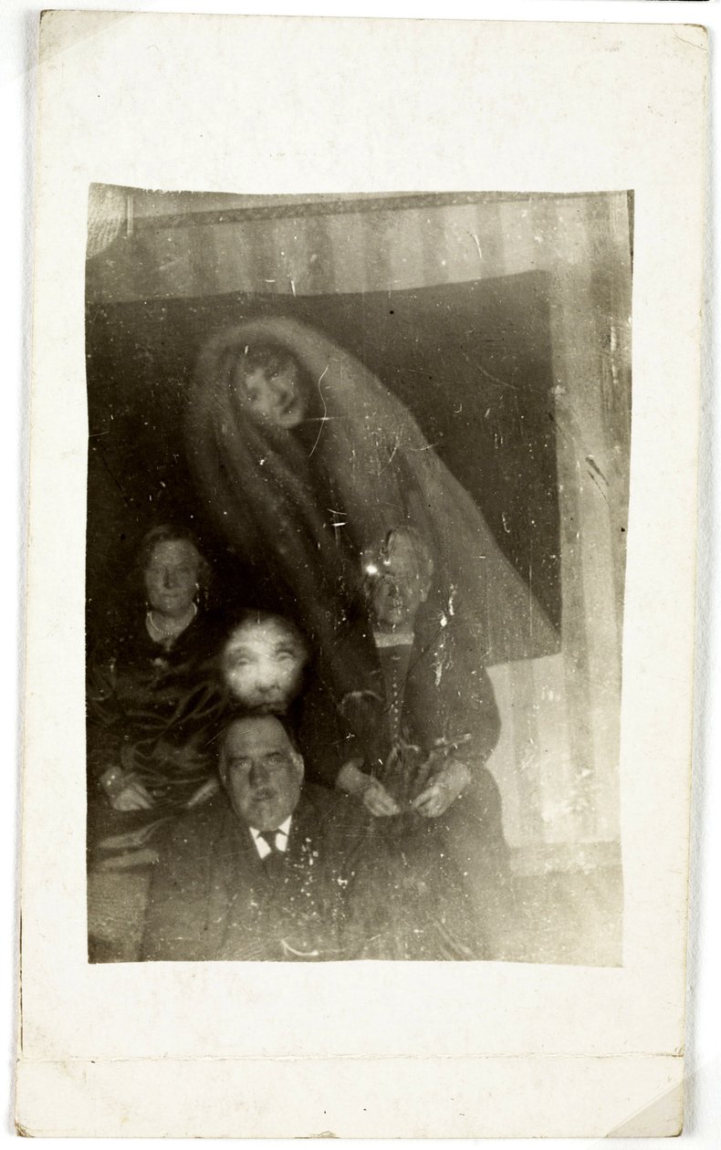 超自然现象：三位老人的肖像，一个女人的灵魂出现在他们身后，约1920年 摄影：威廉-霍普（1863-1933年 作者 弗雷德里克（致）巴纳德