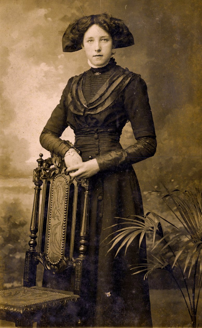 爱德华时代妇女的肖像，伊斯特本，约1908年（照片）。 作者 . .