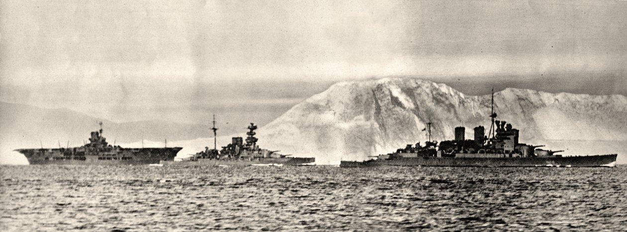 皇家方舟号、马来亚号和怜悯号舰船离开直布罗陀基地，约1940年(照片) 作者 . .