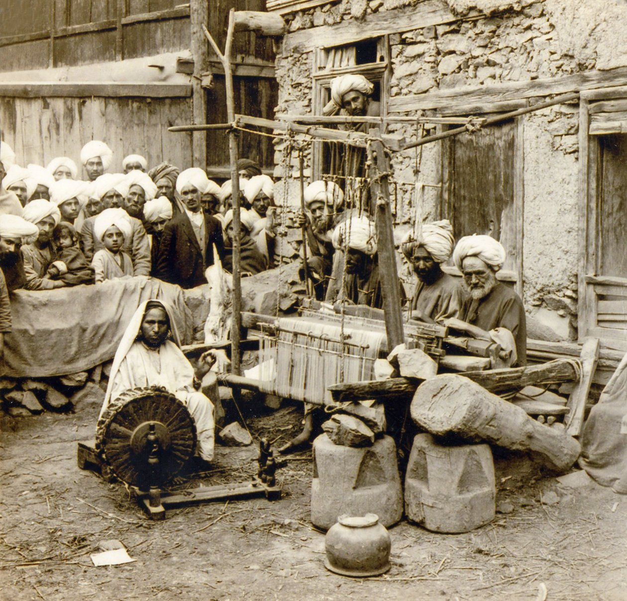 纺纱和编织羊毛披肩，印度克什米尔斯利那加，约1901年（照片 作者 弗雷德里克（致）巴纳德
