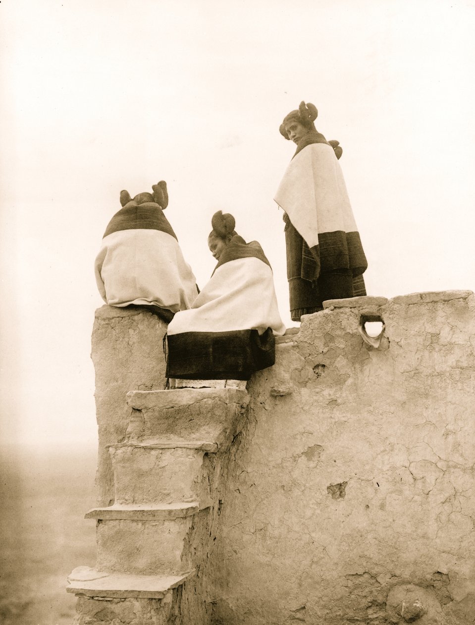三名霍皮族妇女在土坯台阶顶端，新墨西哥州 1906年（照片 作者 乔恩·埃伦森