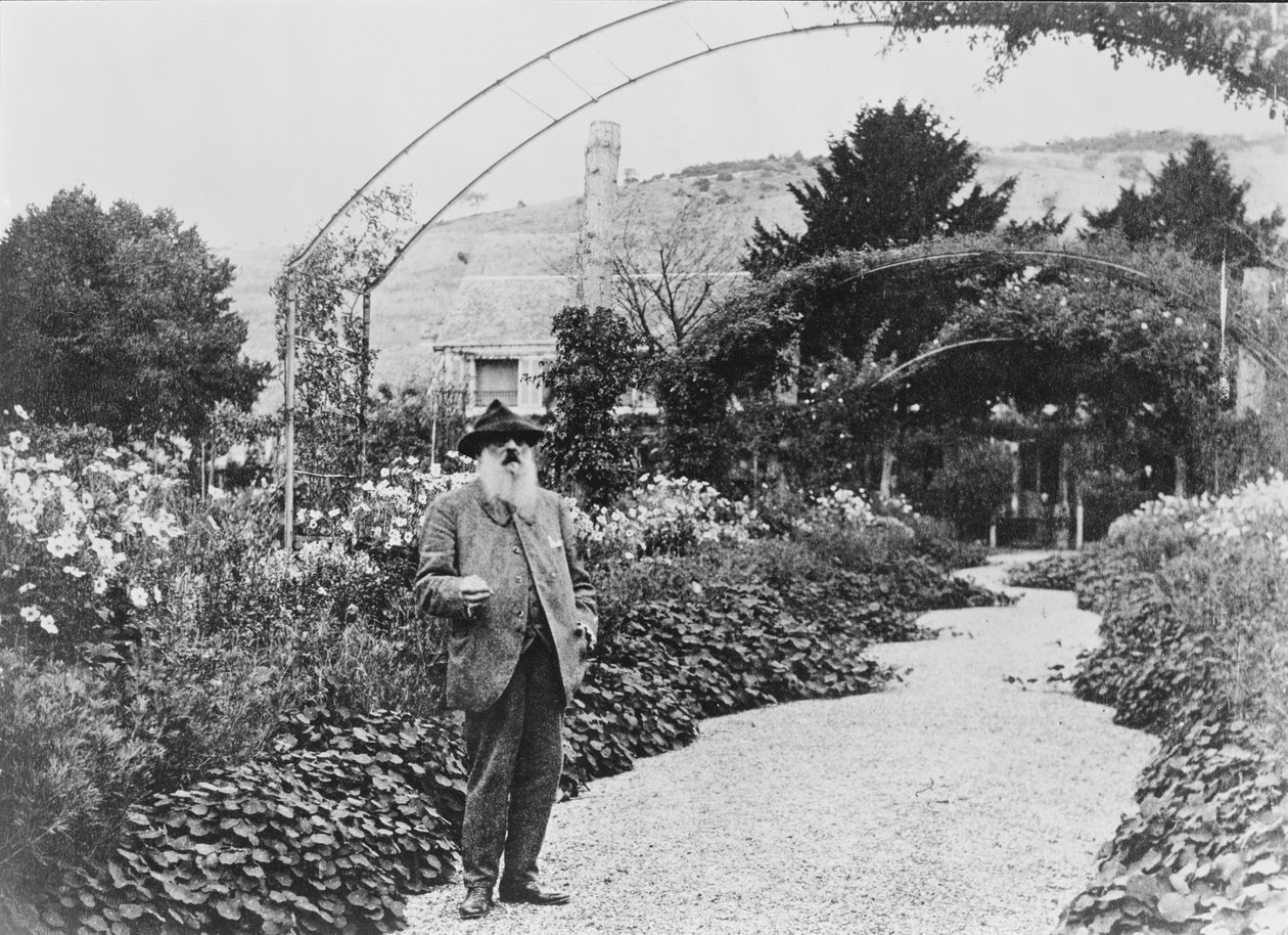克劳德·莫奈（Claude Monet，1840-1926），1925年在吉维尼（Giverny）的花园里 作者 法国摄影师