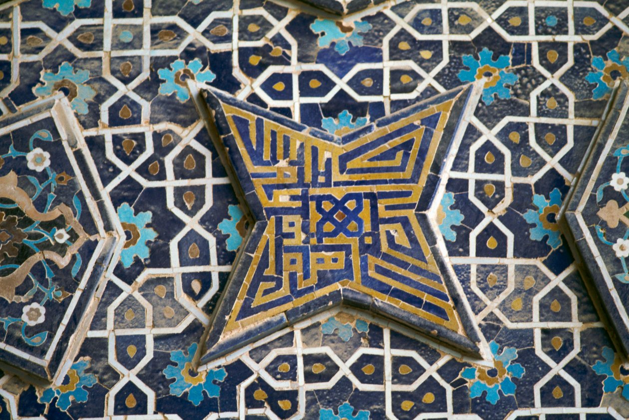 伊朗伊斯法罕（Esfahan）Jameh清真寺（星期五清真寺）的多色瓷砖装饰（2012年联合国教科文组织世界遗产名录）。 作者 或 Magno Cesare Magni