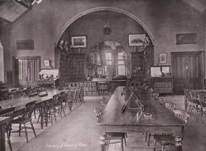 曼彻斯特欧文学院：图书馆和阅览室（黑白照片） 作者 （之后）英国摄影师