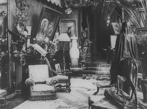 在莎拉·伯恩哈特 (Sarah Bernhardt) 的家中（黑白照片）