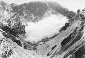 托斯卡纳阿普安阿尔卑斯山的大理石采石场发生爆炸（黑白照片）。