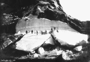 几个人在参观位于托斯卡纳的阿普安阿尔卑斯山的 "Fabbricotti in Gioja "采石场（黑白照片）。