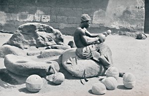 1912年，尼日利亚南部拉各斯腹地的一名约鲁巴人，雕刻着陶碗和水罐 作者 AW盖尔斯顿