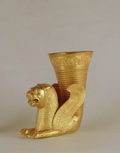 来自伊朗哈马丹（黄金）的坐着的狮子怪兽形状的Rhyton