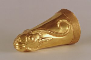 Rhyton形状为瞪羚头，来自伊朗哈马丹，公元前5世纪（金）（另见180380）