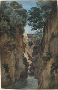 透过山沟看瀑布