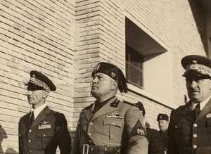 博洛尼亚皇家机场“Fausto Pesci”大楼落成典礼，由 Mauro Toschi fu Ulisse 公司建造，贝尼托·墨索里尼公爵出席，1936 年 10 月 24 日（黑白照片）