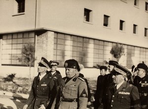 博洛尼亚皇家机场“Fausto Pesci”大楼落成典礼，由 Mauro Toschi fu Ulisse 公司建造，贝尼托·墨索里尼公爵出席，1936 年 10 月 24 日（黑白照片） 作者 阿基里·维拉尼（Achille Villani）