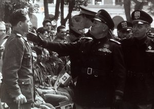 墨索里尼向士兵敬礼（黑白照片）。
