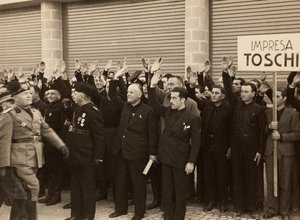 Mauro Toschi fu Ulisse公司的建筑工人在博洛尼亚皇家机场 "Fausto Fish "大楼的落成典礼上向元首贝尼托-墨索里尼致敬，1936年10月24日（黑白照片）。