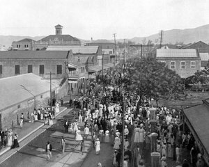 牙买加北部金斯敦（Kingston）朝北的国王街（King Street），建于1905年。 作者 阿道夫·杜珀利和儿子