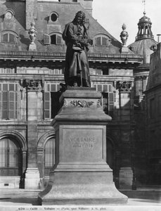 伏尔泰雕像由Joseph Michel Caille（1836-81）Quai Voltaire，19世纪末
