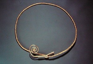 Torc，来自米斯郡塔拉，青铜时代中期 作者 时代青铜
