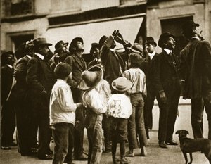 1910年4月，墨西哥城的街头人群观察哈雷彗星 作者 奥古斯丁·维克多·卡萨索拉