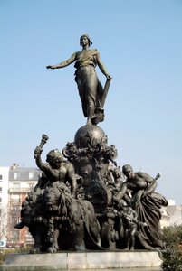 国家的坦克或共和国的胜利。普选权的象征。玛丽安站在一辆由两只狮子发射的坦克上（象征人民的力量），被劳动、正义、和平和富足的寓言所包围。在其周围，存在着C