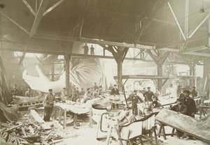 男子在一个车间里用锤击铜片建造自由女神像，1883年