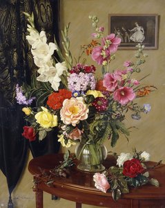 绣花窗帘前的剑兰、玫瑰和冬青静物画 作者 阿尔伯特·威廉姆斯