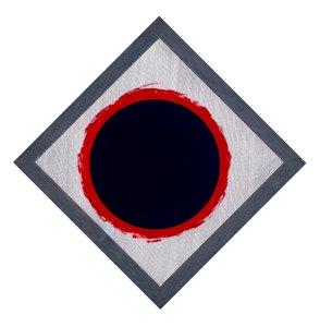 红色钻石上的蓝色圆圈，2022 年（卡片上的珐琅和钢笔） 作者 亚历克斯·邓恩