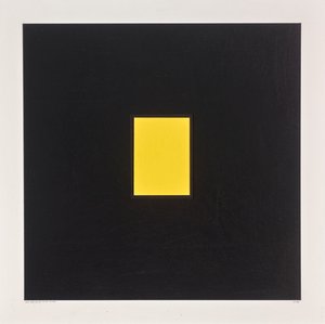 黑色底黄色长方形，2021 年（卡片上的珐琅彩） 作者 亚历克斯·邓恩