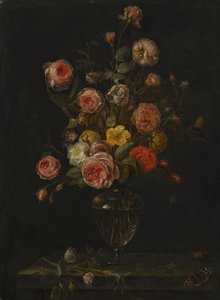 一幅静物画，石台上的玻璃花瓶中插着红色、白色和粉红色的玫瑰，上面还有蝴蝶、蚱蜢和甲虫