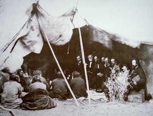 威廉-T-谢尔曼将军（1820-91）主持与红云酋长签订的拉腊米堡条约，1868年4月（黑白照片）。