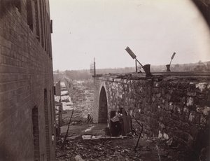里士满和彼得堡铁路桥的废墟，弗吉尼亚州里士满，约1865年。 作者 亚历山大·加德纳