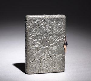1896年后的烟盒（银，凸圆形蓝宝石镶嵌在金色中） 作者 亚历山大·卡波夫（Alexander Karpov）