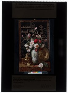 中国红花瓶中的玫瑰花束 作者 亚历克西斯·克雷德